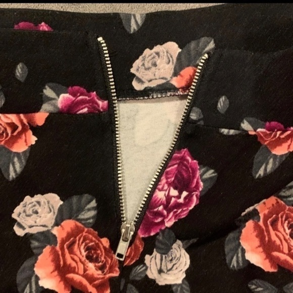 DIVIDED Black‎ Skirt with Pink Roses Junior Medium - Picture 5 of 6